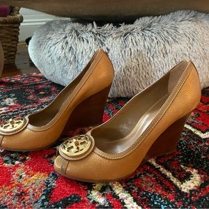 Light brown leather open toed casual wedges